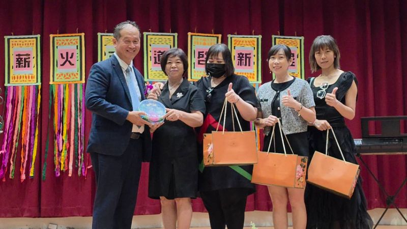 各界致贈禮品,歡迎中正國小新任校長吳軒銘回鍋當校長。(漾新聞記者陳雯萍攝) 各界致贈禮品,歡迎中正國小新任校長吳軒銘回鍋當校長。(漾新聞記者陳雯萍攝)