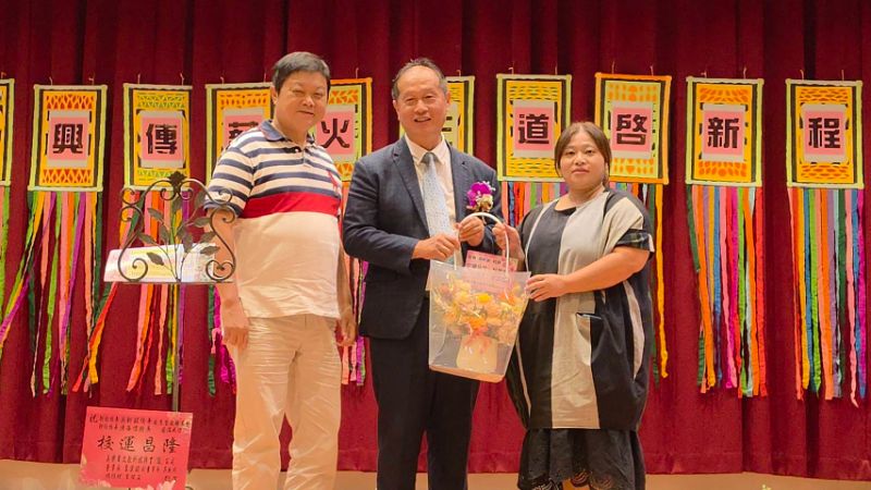 各界致贈禮品,歡迎中正國小新任校長吳軒銘回鍋當校長。(漾新聞記者陳雯萍攝) 各界致贈禮品,歡迎中正國小新任校長吳軒銘回鍋當校長。(漾新聞記者陳雯萍攝)