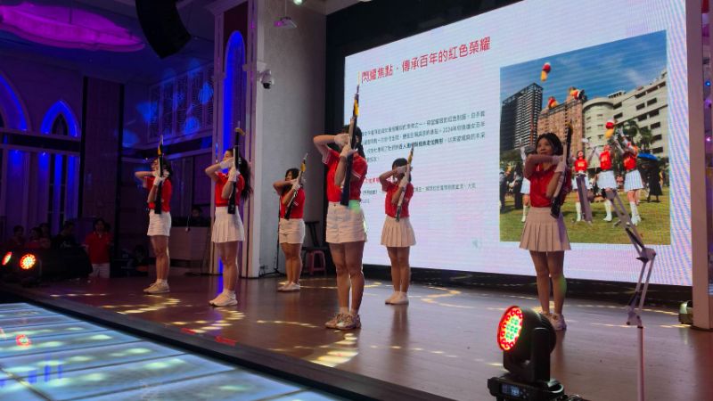 接續演出的是儀隊校友社,現場精練的持槍,向上拋、立地,展現英雌不讓鬚眉的豪氣。(漾新聞記者陳雯萍攝) 接續演出的是儀隊校友社,現場精練的持槍,向上拋、立地,展現英雌不讓鬚眉的豪氣。(漾新聞記者陳雯萍攝)