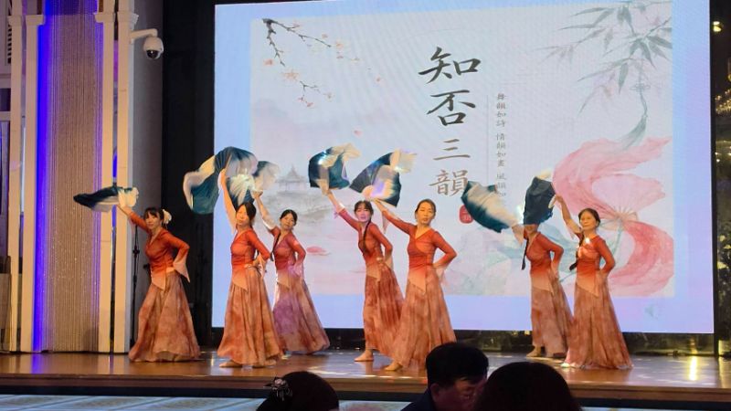 「雄愛舞趣社」悠美的舞蹈演出,驚艷全場。(漾新聞記者陳雯萍攝) 「雄愛舞趣社」悠美的舞蹈演出,驚艷全場。(漾新聞記者陳雯萍攝)
