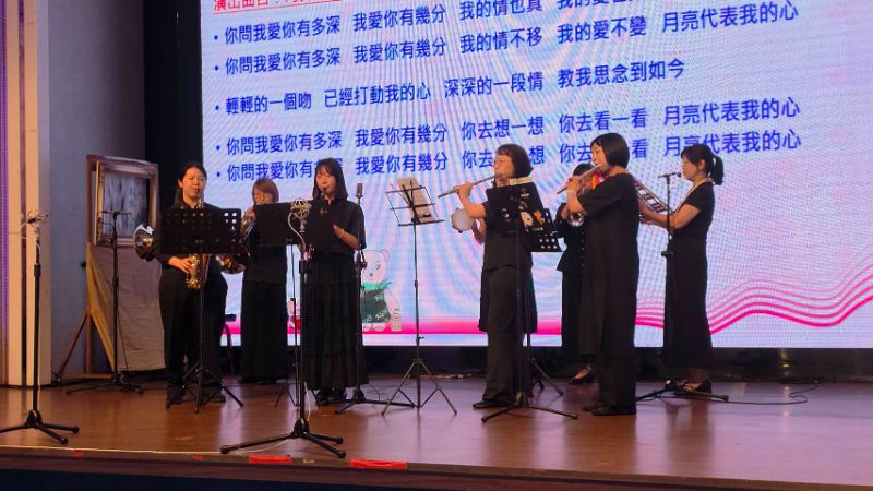 創校百年的高雄女中,樂軍隊是第一個學生社團,成立超過一甲子,今天校友們也上台演出,回味青春。(漾新聞記者陳雯萍攝) 創校百年的高雄女中,樂軍隊是第一個學生社團,成立超過一甲子,今天校友們也上台演出,回味青春。(漾新聞記者陳雯萍攝)