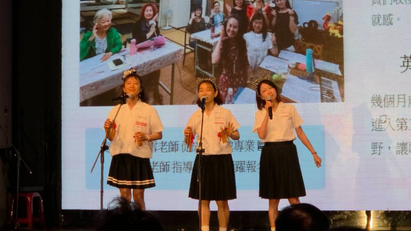 從雄女卡拉ok社到暨表演社,校友從舞蹈、演唱、相聲,展現多元才能,也是驚艷四方。(漾新聞記者陳雯萍攝) 從雄女卡拉ok社到暨表演社,校友從舞蹈、演唱、相聲,展現多元才能,也是驚艷四方。(漾新聞記者陳雯萍攝)