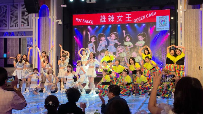 圖說:活動最高潮,是校友活力熱舞社勁歌熱舞的演出,所展現的熱情與青春洋溢,一點也不亞於年輕人,讓校友開心自信的說,我又回到年輕時候。(漾新聞記者陳雯萍攝) 圖說:活動最高潮,是校友活力熱舞社勁歌熱舞的演出,所展現的熱情與青春洋溢,一點也不亞於年輕人,讓校友開心自信的說,我又回到年輕時候。(漾新聞記者陳雯萍攝)