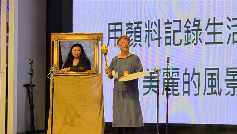 水水美術社校友現場進行美術文創作品的靜態展出。(漾新聞記者陳雯萍攝) 水水美術社校友現場進行美術文創作品的靜態展出。(漾新聞記者陳雯萍攝)