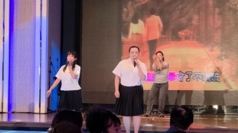 從雄女卡拉ok社到暨表演社,校友從舞蹈、演唱、相聲,展現多元才能,也是驚艷四方。(漾新聞記者陳雯萍攝) 從雄女卡拉ok社到暨表演社,校友從舞蹈、演唱、相聲,展現多元才能,也是驚艷四方。(漾新聞記者陳雯萍攝)