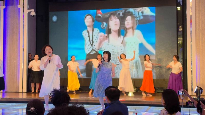 從雄女卡拉ok社到暨表演社,校友從舞蹈、演唱、相聲,展現多元才能,也是驚艷四方。(漾新聞記者陳雯萍攝) 從雄女卡拉ok社到暨表演社,校友從舞蹈、演唱、相聲,展現多元才能,也是驚艷四方。(漾新聞記者陳雯萍攝)