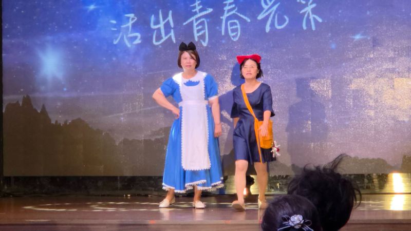 由82級、83級、84級不同屆別同學會與溜冰社組成的「魅力四社」,共同呈現的各國風情服裝以及各種職種服飾的走秀及熱舞,同樣成為焦點。(漾新聞記者陳雯萍攝) 由82級、83級、84級不同屆別同學會與溜冰社組成的「魅力四社」,共同呈現的各國風情服裝以及各種職種服飾的走秀及熱舞,同樣成為焦點。(漾新聞記者陳雯萍攝)