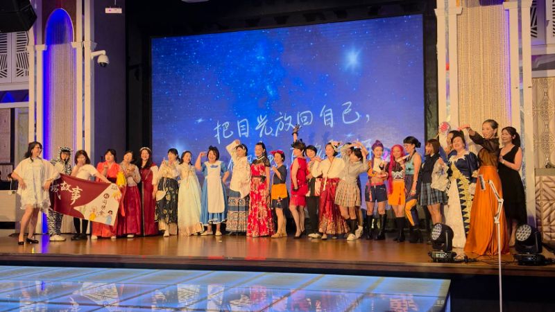 由82級、83級、84級不同屆別同學會與溜冰社組成的「魅力四社」,共同呈現的各國風情服裝以及各種職種服飾的走秀及熱舞,同樣成為焦點。(漾新聞記者陳雯萍攝) 由82級、83級、84級不同屆別同學會與溜冰社組成的「魅力四社」,共同呈現的各國風情服裝以及各種職種服飾的走秀及熱舞,同樣成為焦點。(漾新聞記者陳雯萍攝)