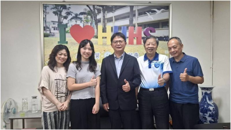 新興高中音樂資優班楊彩翎優秀校友(左二),就讀臺北市立大學音樂學系,主修長笛。2026年入圍美國長笛協會第54屆年會Young Artist Competition Quarterfinalist 最年輕入圍者。 2025第12屆亞洲長笛聯盟(Asia Flute Federation)長笛大賽獨奏第二名。 新興高中音樂資優班楊彩翎優秀校友(左二),就讀臺北市立大學音樂學系,主修長笛。2026年入圍美國長笛協會第54屆年會Young Artist Competition Quarterfinalist 最年輕入圍者。 2025第12屆亞洲長笛聯盟(Asia Flute Federation)長笛大賽獨奏第二名。