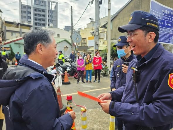 漾新聞｜手心的紅包，暖心的相挺！局長吳敬田視察烏日分局，勉勵春節執勤同仁