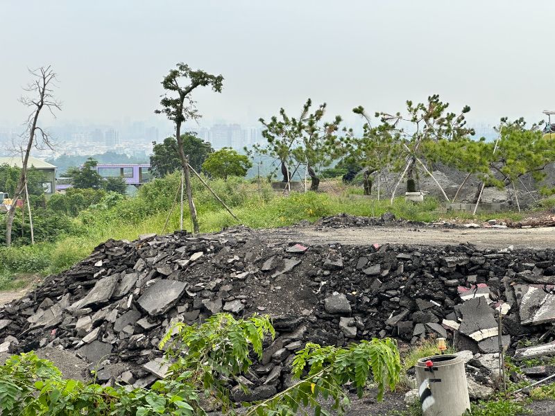 漾新聞|保護區堆置成「柏油山」 許采蓁轟市府稱「合法未申請」惹議