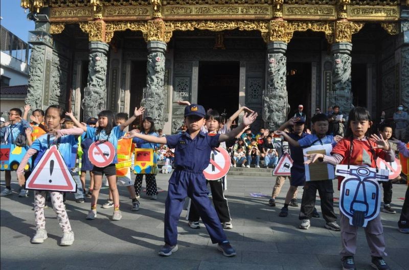 漾新聞|新園國小校慶踩街　學童萌得令人想咬一口