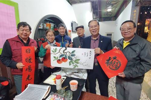 漾新聞|新新聞報攜手內惟赤龍宮歲末名家揮毫贈春聯 合辦尾牙圍爐濃濃年節溫情