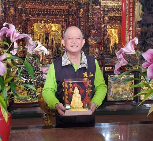 漾新聞|鳳山文衡殿春節搏「金關帝」擲筊祈福 花200元把價值26萬的金尊帶回家