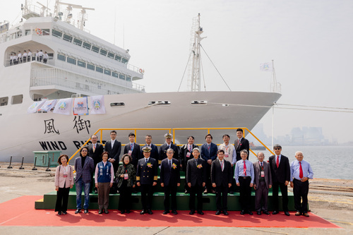 漾新聞|教育部第三代實習船「御風輪」交船 鄭英耀見證第一批師生首航日本