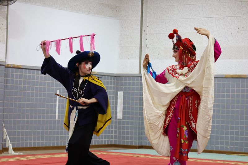 漾新聞｜法國人演歌仔戲只有這所學校才有 京歌水袖有模有樣驚艷全場