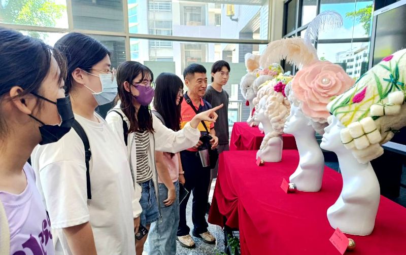 漾新聞｜羊毛氈演繹洛可可之美！正修簡湘紜展出永續藝術創作