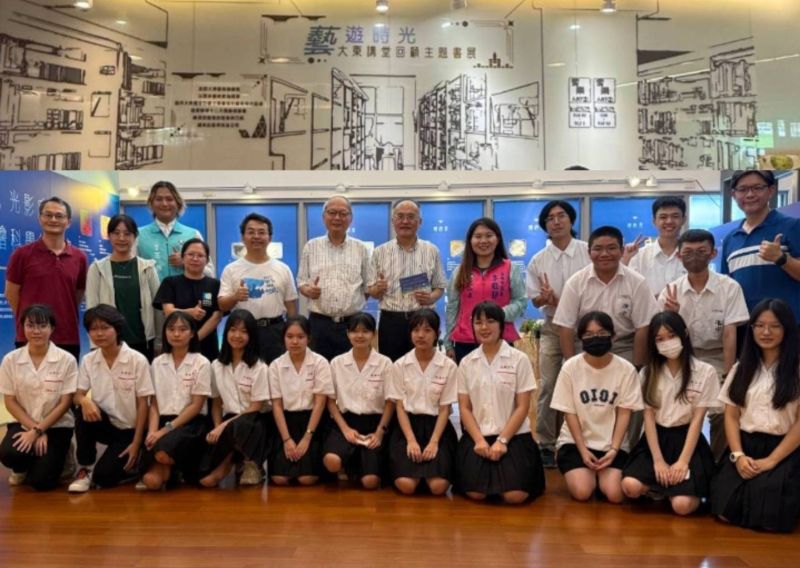 漾新聞｜不只會讀書！雄中雄女學生用藝術說科學的詩 「原來科學變成藝術長成這個樣子！」