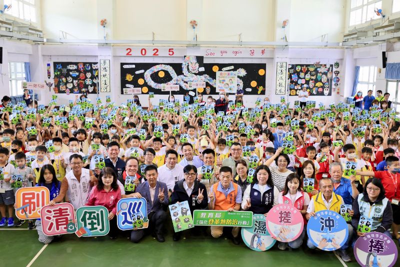 漾新聞|開學日市長走進校園 陳其邁送新生禮強調防疫